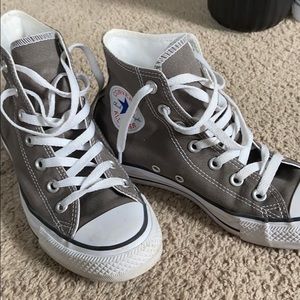 Gray size 7 women’s converse, very good condition